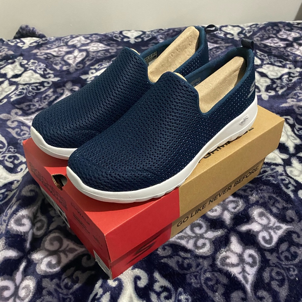 NWT Size 8 Women’s Skechers GoWalk Joy sneakers in Navy blue. Machine washable.